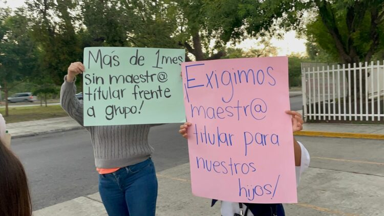 Padres de familias de la escuela primaria Leona Vicario protestan por falta de maestros