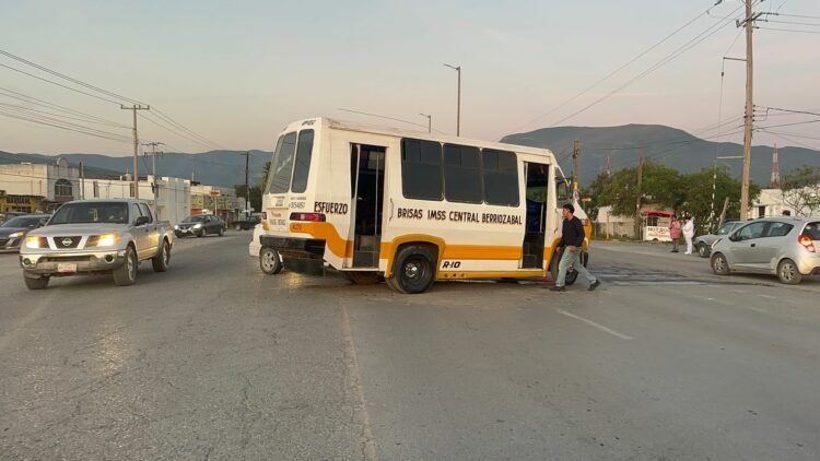 Dos lesionados tras choque de microbús en la Pedro Sosa