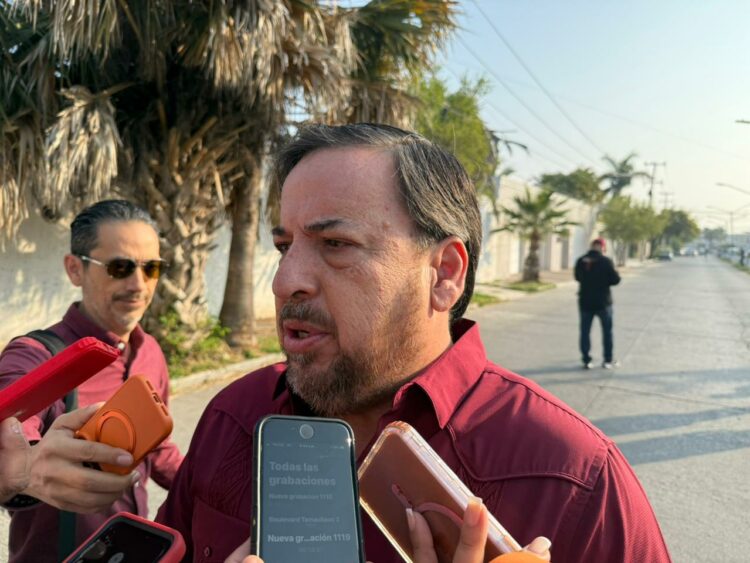 “Todos los grupos están cubiertos”; Educación minimiza protestas por falta de maestros.