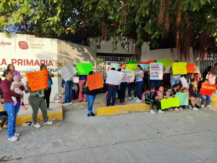 Protestan en Escuela Primaria por falta de Maestro